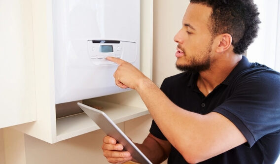 GettyImages-489725022 Bluefrog plumber